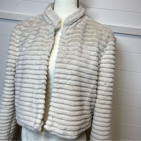 Betsey Johnson Beige Faux Fur Cropped Jacket Size Medium - Picture 3 of 15